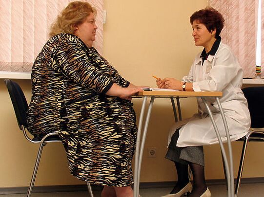 Na konsultaciji flebologa, pacijent sa proširenim venama uzrokovanim gojaznošću
